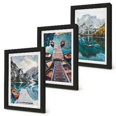 Juego de 3 cuadros decorativos Un lago con muelles de madera y montañas.