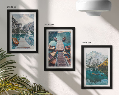 Juego de 3 cuadros decorativos Un lago con muelles de madera y montañas.
