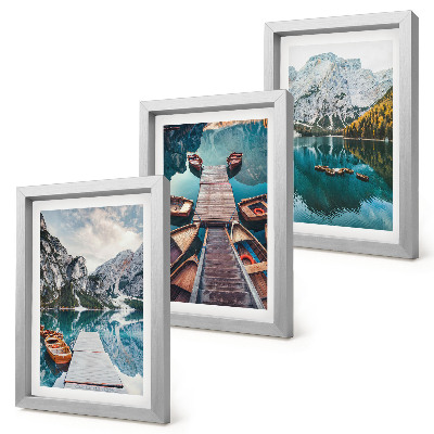 Juego de 3 cuadros decorativos Un lago con muelles de madera y montañas.