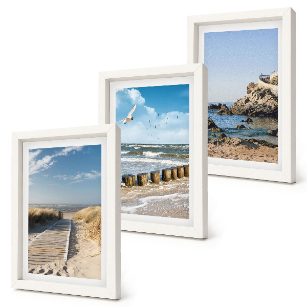 Tríptico enmarcado Playa con sendero de madera, mar y acantilados costeros.