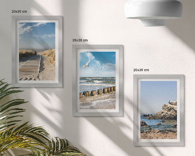 Tríptico enmarcado Playa con sendero de madera, mar y acantilados costeros.