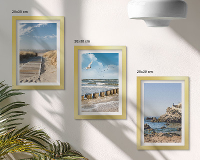 Tríptico enmarcado Playa con sendero de madera, mar y acantilados costeros.