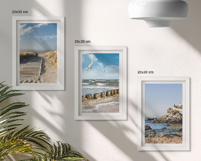 Tríptico enmarcado Playa con sendero de madera, mar y acantilados costeros.