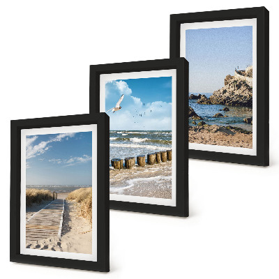 Tríptico enmarcado Playa con sendero de madera, mar y acantilados costeros.