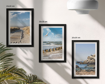 Tríptico enmarcado Playa con sendero de madera, mar y acantilados costeros.