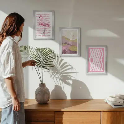 Juego de 3 cuadros decorativos con diseño de flamencos rosas y paisaje montañoso en tonos pastel con letras relajantes