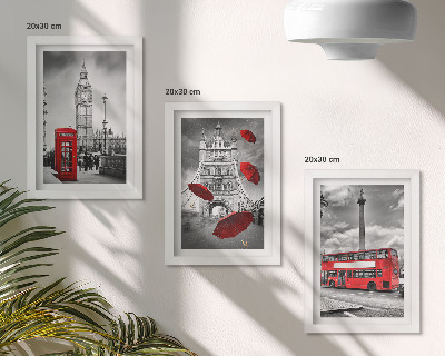 Tríptico enmarcado Vistas de Londres con un paraguas rojo y un autobús.