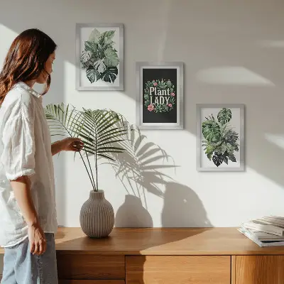 Tríptico enmarcado de plantas tropicales con la inscripción Plant Lady en verde