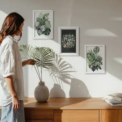 Tríptico enmarcado de plantas tropicales con la inscripción Plant Lady en verde
