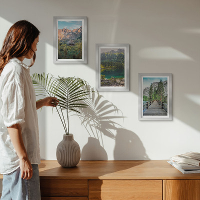 Juego de 3 cuadros decorativos Paisajes de montaña con un lago y un muelle de madera.