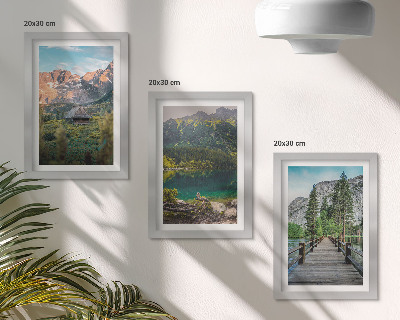 Juego de 3 cuadros decorativos Paisajes de montaña con un lago y un muelle de madera.