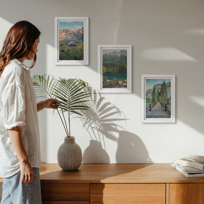 Juego de 3 cuadros decorativos Paisajes de montaña con un lago y un muelle de madera.