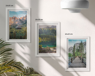 Juego de 3 cuadros decorativos Paisajes de montaña con un lago y un muelle de madera.