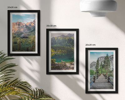 Juego de 3 cuadros decorativos Paisajes de montaña con un lago y un muelle de madera.
