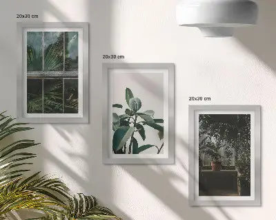 Tríptico enmarcado hojas verdes en la ventana y plantas de interior
