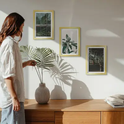 Tríptico enmarcado hojas verdes en la ventana y plantas de interior