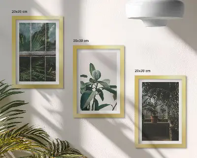 Tríptico enmarcado hojas verdes en la ventana y plantas de interior