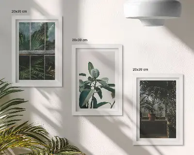 Tríptico enmarcado hojas verdes en la ventana y plantas de interior