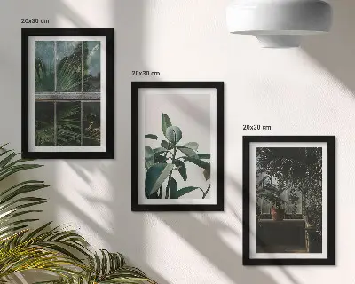 Tríptico enmarcado hojas verdes en la ventana y plantas de interior