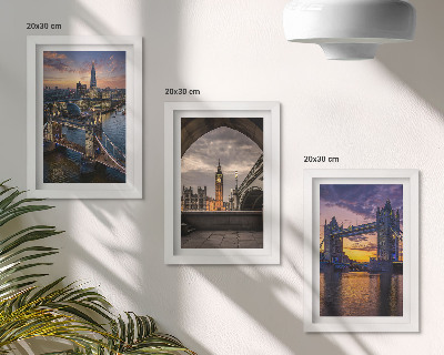Juego de 3 cuadros decorativos Vistas de la ciudad con puentes y torres de reloj.