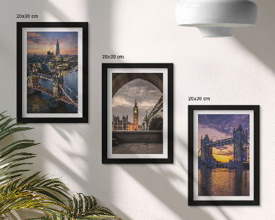 Juego de 3 cuadros decorativos Vistas de la ciudad con puentes y torres de reloj.