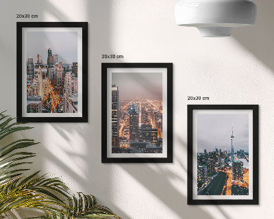 Tríptico enmarcado Vistas nocturnas de la ciudad con rascacielos y luces.