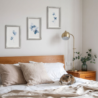 Juego de 3 cuadros decorativos Flores en tonos azules sobre un fondo claro