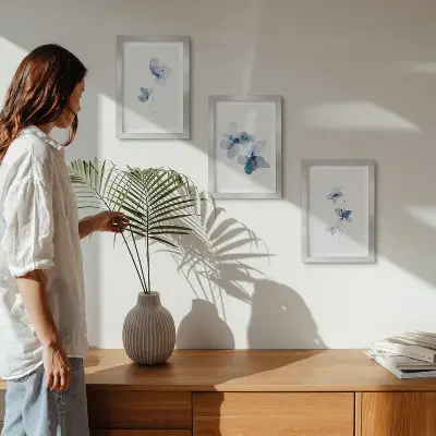 Juego de 3 cuadros decorativos flores en tonos azules sobre fondo claro