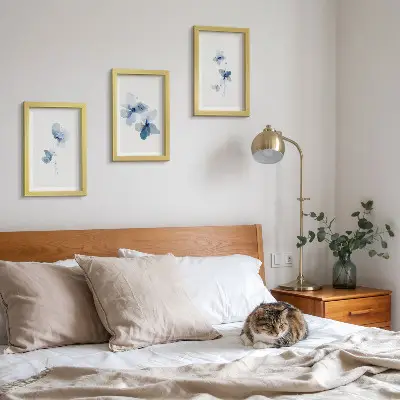 Juego de 3 cuadros decorativos flores en tonos azules sobre fondo claro