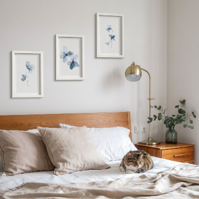 Juego de 3 cuadros decorativos Flores en tonos azules sobre un fondo claro