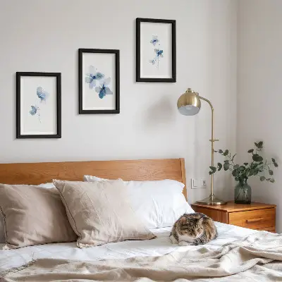 Juego de 3 cuadros decorativos flores en tonos azules sobre fondo claro