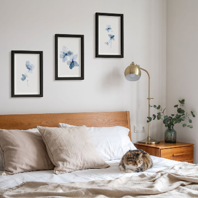 Juego de 3 cuadros decorativos Flores en tonos azules sobre un fondo claro