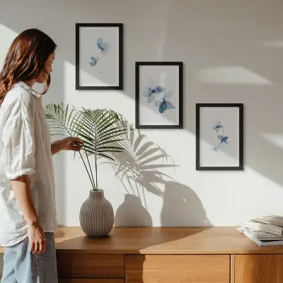 Juego de 3 cuadros decorativos flores en tonos azules sobre fondo claro