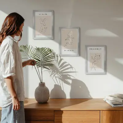 Juego de 3 cuadros decorativos con siluetas lineales de mujeres en estilo minimalista