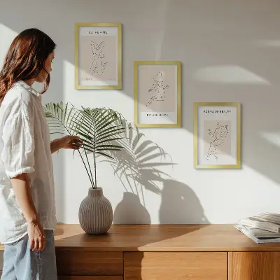 Juego de 3 cuadros decorativos con siluetas lineales de mujeres en estilo minimalista