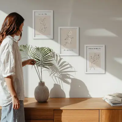 Juego de 3 cuadros decorativos con siluetas lineales de mujeres en estilo minimalista