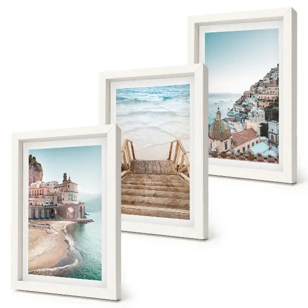 Tríptico enmarcado vistas veraniegas con arquitectura costera y playa en tonos pastel