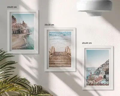 Tríptico enmarcado vistas veraniegas con arquitectura costera y playa en tonos pastel