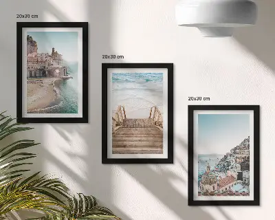 Tríptico enmarcado vistas veraniegas con arquitectura costera y playa en tonos pastel