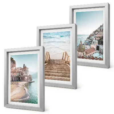 Tríptico enmarcado vistas veraniegas con arquitectura costera y playa en tonos pastel