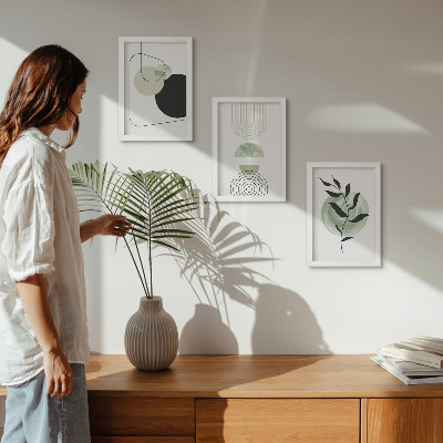 Tríptico enmarcado Formas abstractas y motivos vegetales en verde.