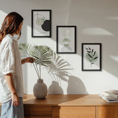 Tríptico enmarcado Formas abstractas y motivos vegetales en verde.