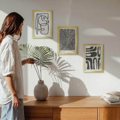 Tríptico enmarcado Diseños abstractos con líneas y texturas sobre un fondo claro.