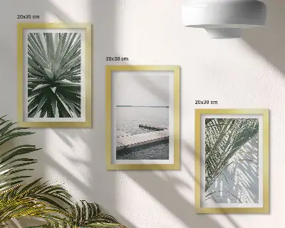 Tríptico enmarcado de planta de hojas de palma y puente de madera