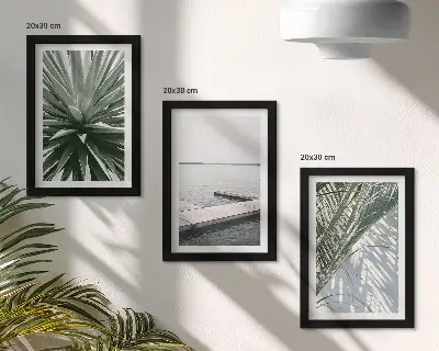 Tríptico enmarcado de planta de hojas de palma y puente de madera