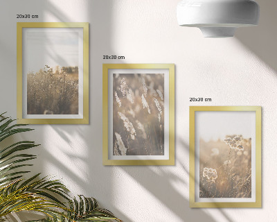 Juego de 3 cuadros decorativos Un paisaje con hierbas y flores en tonos cálidos.