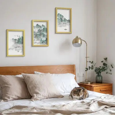 Juego de 3 cuadros decorativos con diseño de montañas entre las nubes con pájaros y barco estilo japandi