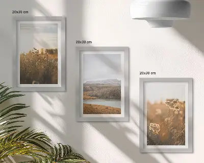 Tríptico enmarcado con paisajes de prados, montañas y un lago al fondo