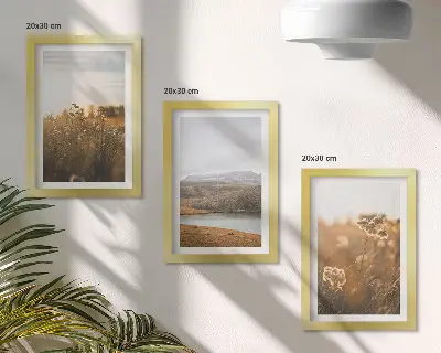 Tríptico enmarcado con paisajes de prados, montañas y un lago al fondo