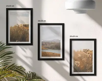 Tríptico enmarcado con paisajes de prados, montañas y un lago al fondo